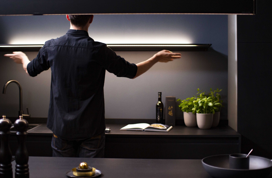 Novy Shelf: Minimalistická police s chytrým LED osvětlením