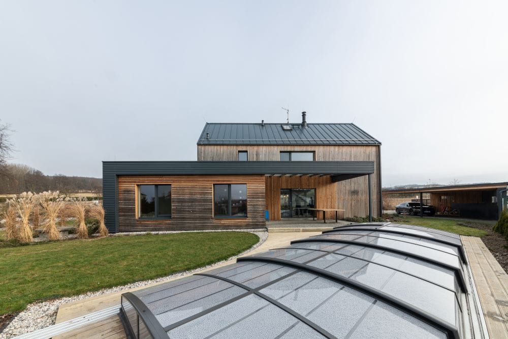 HELUZ Dům roku 2021: Minimalismus se sedlovou střechou domu i vesnici sluší slide 3